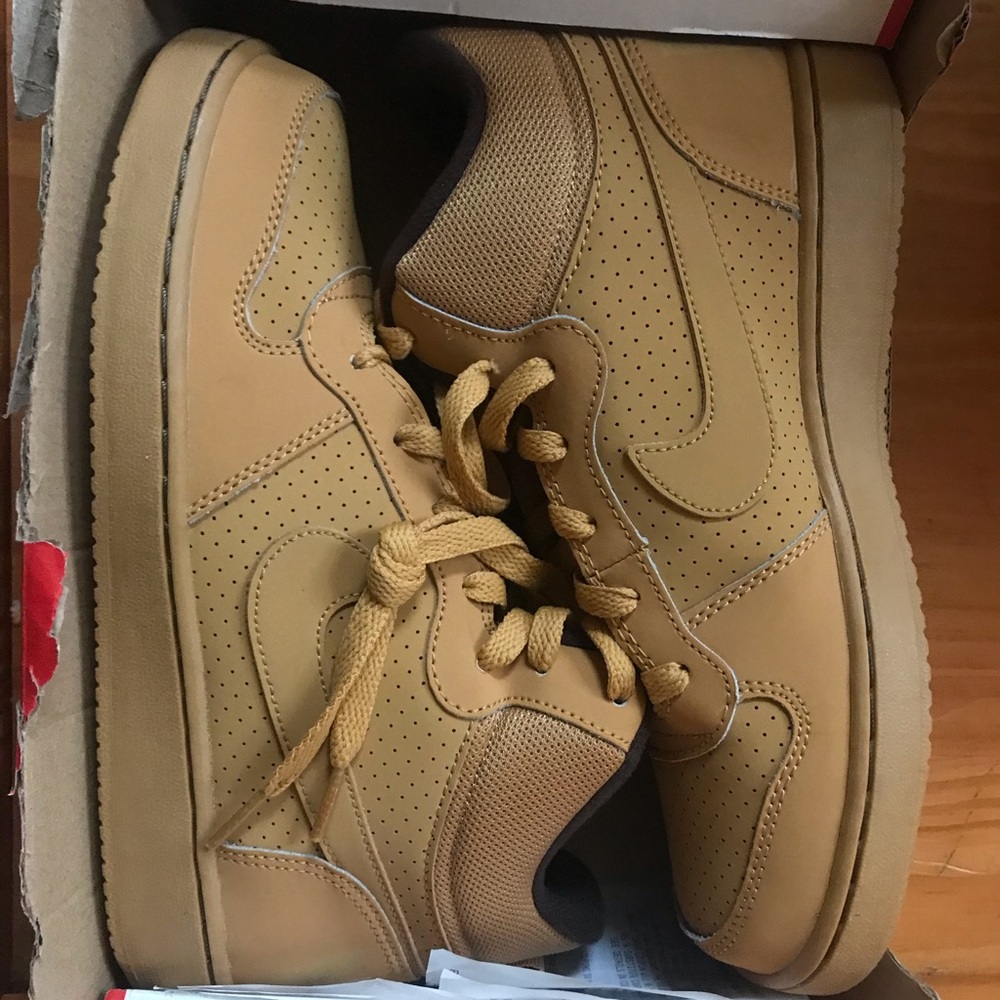 Nike Court Youth size 6